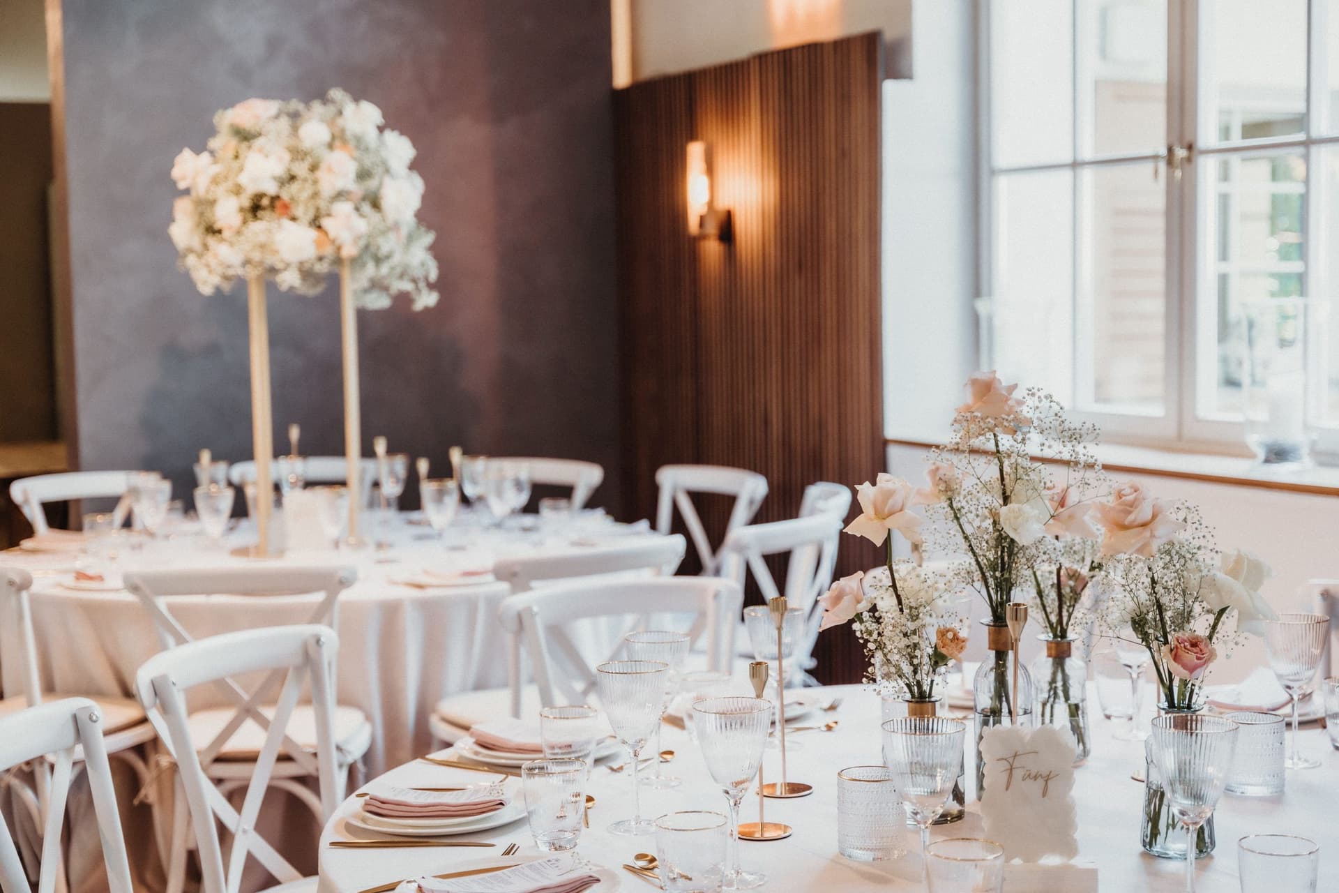 Montaje elegante de mesa para boda, con decoración floral